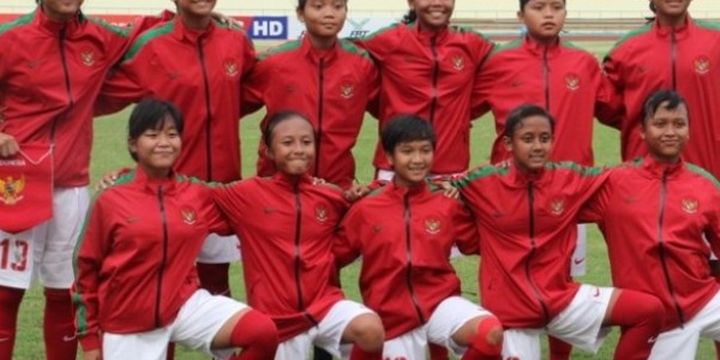 Skuat utama timnas putri u-15 Indonesia berpose menjelang laga pertama mereka pada ajang Piala AFF U-15 Girls Championship 2017 kontra Filipina di Stadion KM 16, Vientiane, Laos, Selasa (9/5/2017).