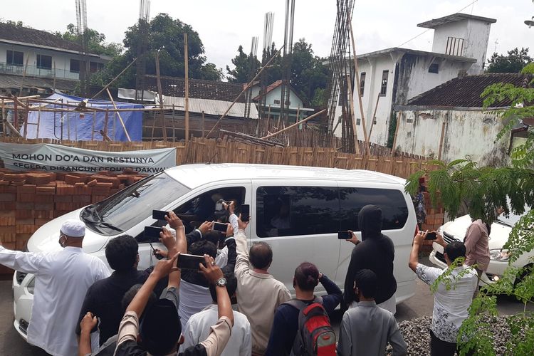 Rombongan Abu Bakar Baasyir memasuki pintu masuk Pondok Pesantren Al Mukmin Ngruki, Cemani, Grogol, Sukoharjo, Jawa Tengah, Jumat (8/1/2021).