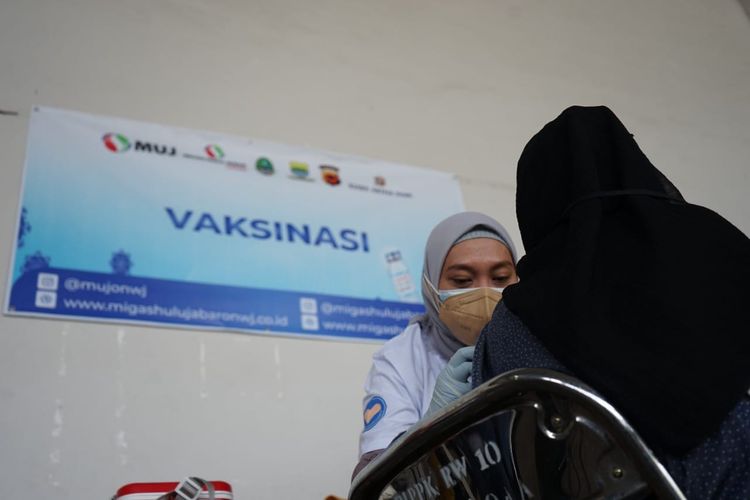 Dokumentasi vaksinasi Covid-19 masal dari PT PT Migas Hulu Jabar (MUJ) di area Kiara Artha Park, Jalan Ibrahim Adjie, Kota Bandung, Senin (29/11/2021).