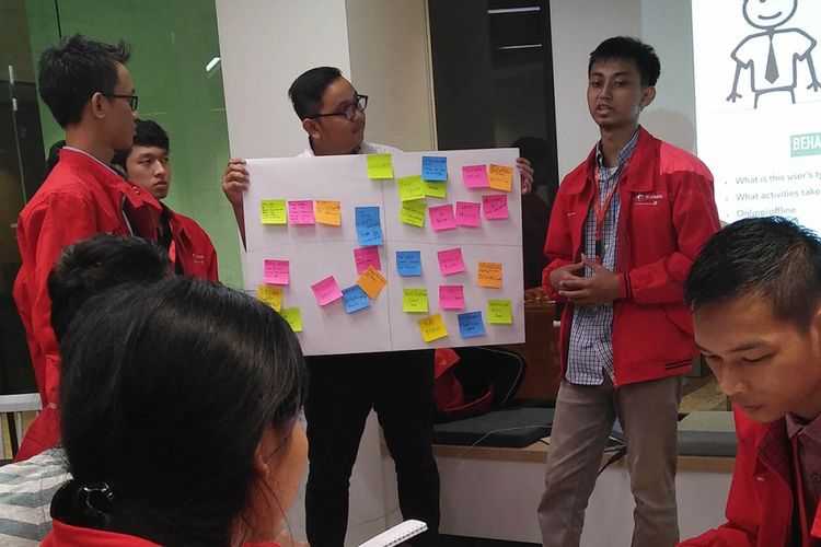 Para pemenang program IndonesiaNEXT  mengikuti workshop tentang tahapan pembuatan start-up yang bertempat di Spacemob, tempat berbagai start-up lokal Singapura berkolaborasi.