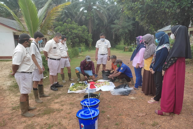 Pelatihan pembuatan eco-enzyme di Belitung.
