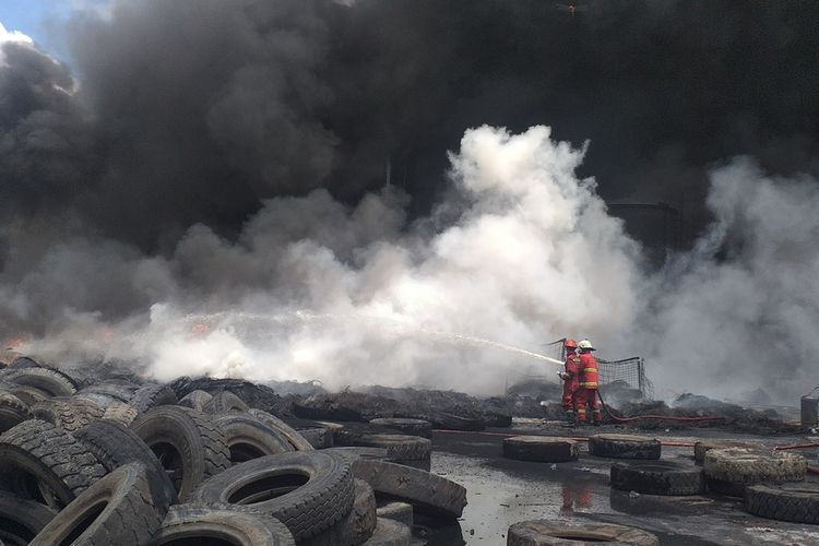 Petugas damkar sedang berupaya memadamkan api kebakaran pabrik pengolahan ban bekas di Jalan Pemuda Ujung, Kelurahan Tampan, Kecamatan Payung Sekaki, Kota Pekanbaru, Riau, Selasa (18/8/2020).