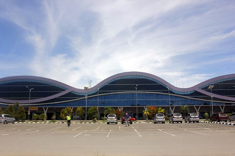 Petugas bandara dan pengantar berjalan di area parkir Bandara Domine Eduad Osok (DEO) Kota Sorong, Papua Barat, Senin (30/3/2020). Dampak dari wabah virus Corona (COVID-19) yang mengakibatkan meninggalnya satu pasien positif corona, tiga Pasien Dalam Pengawasan (PDP) dan 84 Orang Dalam Pemantauan (ODP), Pemerintah Kota Sorong mengeluarkan instruksi karantina wilayah dengan melarang keluar masuk penumpang melalui Bandara dan Pelabuhan sejak Senin (30/3) hingga 10 April 2020.