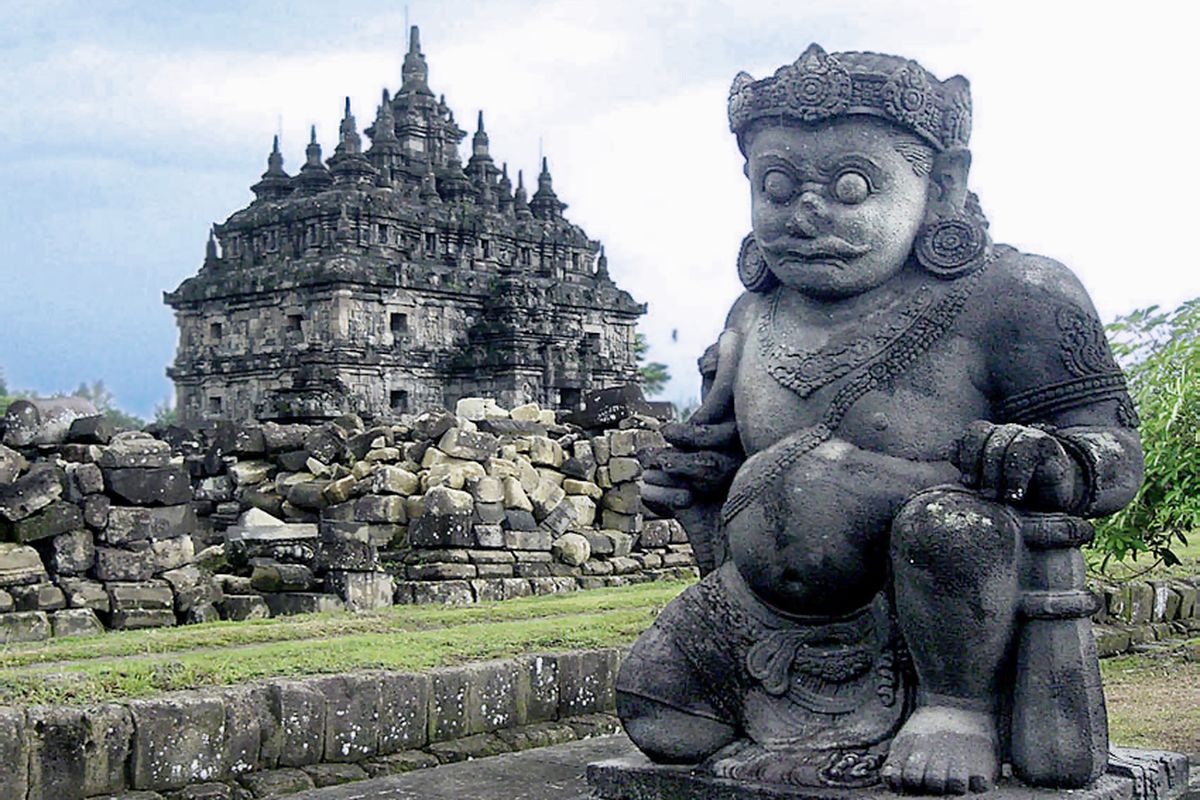 Arca Dwarapala di Candi Plaosan.