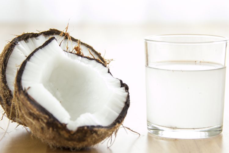 Air kelapa memiliki manfaat untuk menurunkan kolesterol tinggi. Orang dengan berat badan 68 kg perlu mengkonsumsi 2,7 liter air kelapa per hari. 