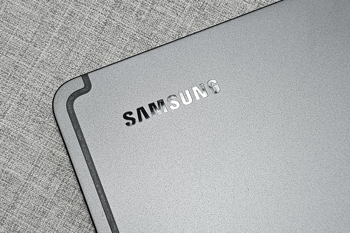 Embos logo Samsung disematkan di sisi bawah pada bagian punggung Galaxy Tab S9 Ultra.