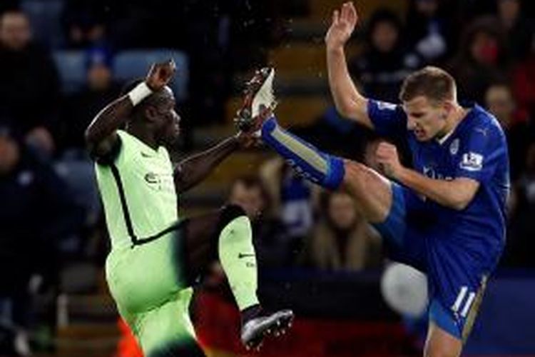 Pemain belakang Manchester City, Bacary Sagna (kiri), dan gelandang Leicester City, Marc Albrighton, berduel saat kedua tim bertemu pada lanjutan Premier League di Stadion King Power, Selasa (29/12/2015).