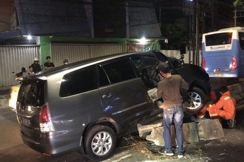 Innova Tabrak Separator Busway, Waspada Mengemudi di Malam Hari