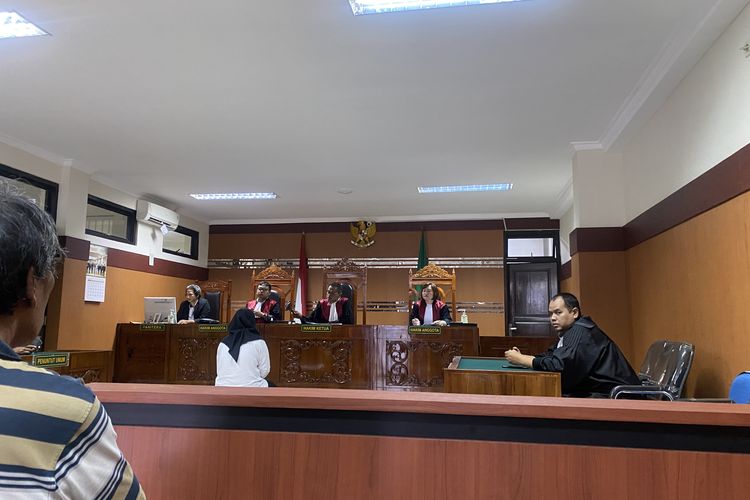 Terdakwa kasus pembunuhan debt collector di Sukabumi, Putri Sumiati (pakaian putih) saat duduk didepan majelis hakim di ruang sidang cabdra pengadilan negeri kelas I-B Kota Sukabumi. Senin (24/6/2024)
