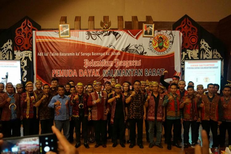 Deklarasi pemilu damai yang dilakukan ormas Pemuda Dayak Kalimantan Barat usai pelantikan pengurus di Rumah Radakng, Pontianak, Kalimantan Barat (8/12/2018)