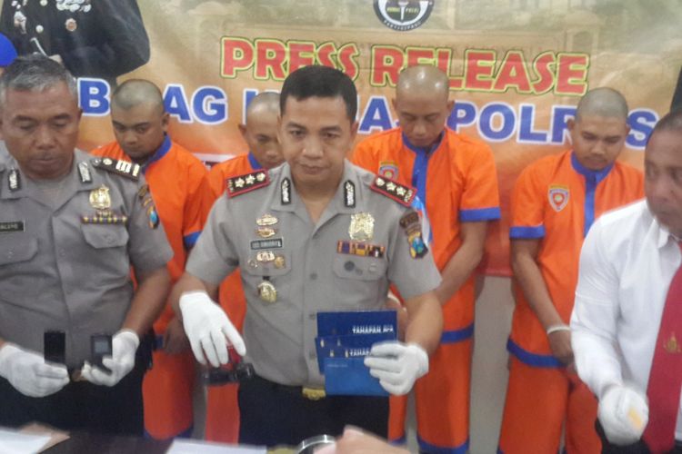 Kapolres Batu, AKBP Leonardus Simarmata saat merelease lima pelaku penipuan orang tua siswa, Senin (20/3/2017)