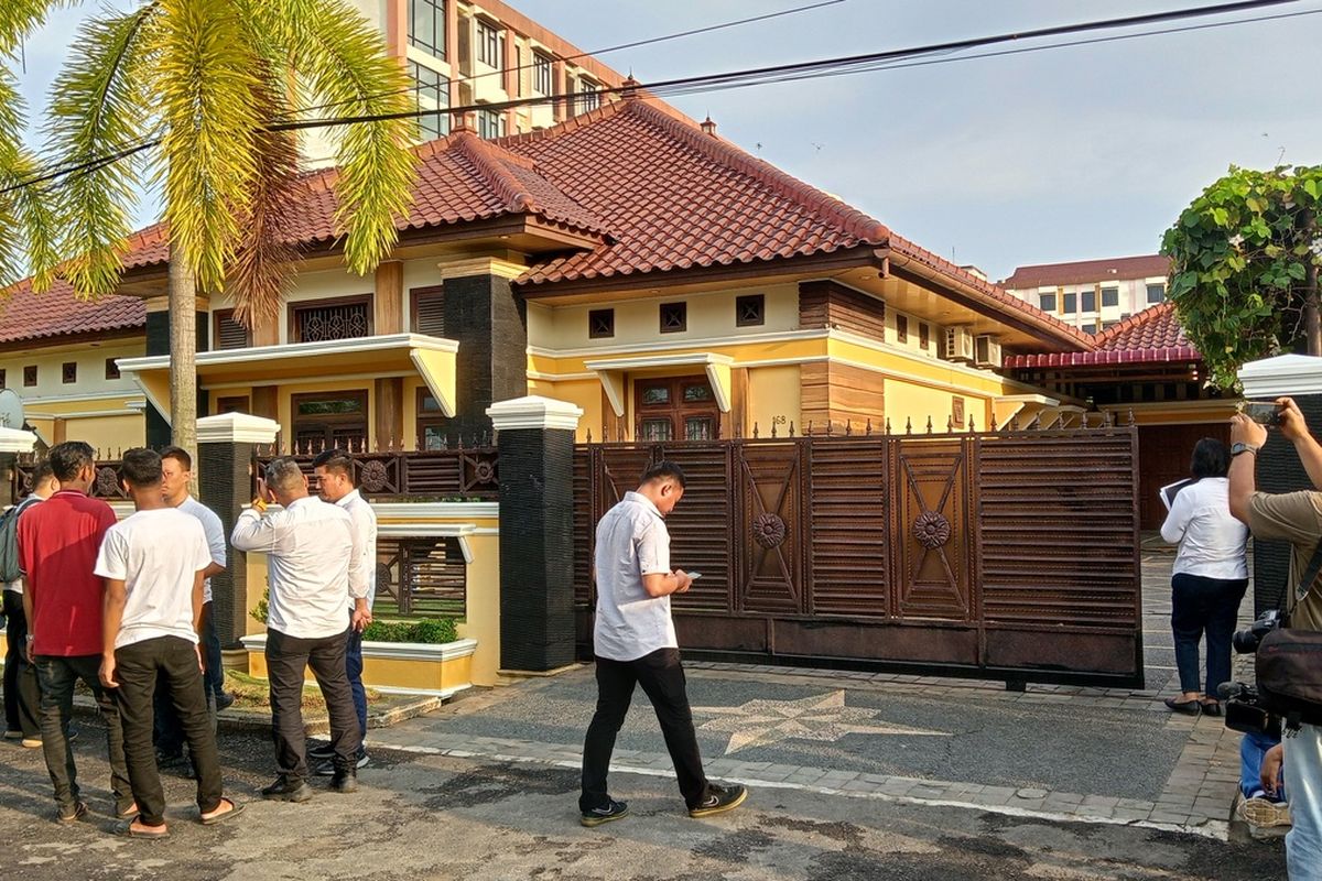 Sejumlah personel polisi berjaga-jaga di depan rumah AKBP Achiruddin Hasibuan di Jalan Guru Sinumba Raya (Karya Dalam), Kecamatan Medan Helvetia saat penggeledahan pada Rabu (26/4/2023) sore. Polisi masih mendalami harta kekayaan mantan Kabag Bin Opsnal di Direktorat Reserse Narkoba Polda Sumut itu terkait viralnya foto-foto yang memperlihatkan moge dan lainnya.