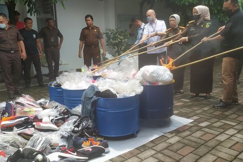 Ribuan Sepatu dan Sandal Nike Palsu Dimusnahkan Kejari Semarang