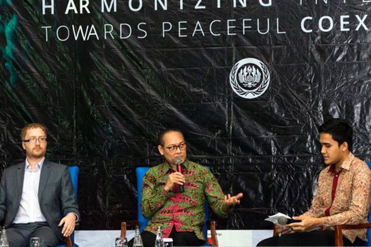 Pembicara talkshow ?The Role of Diplomacy in Maintaining Peace? yang menjadi rangkaian dalam kegiatan Padjadjaran Model United Nations (PadMUN), Bandung, 6-9 Mei lalu.*