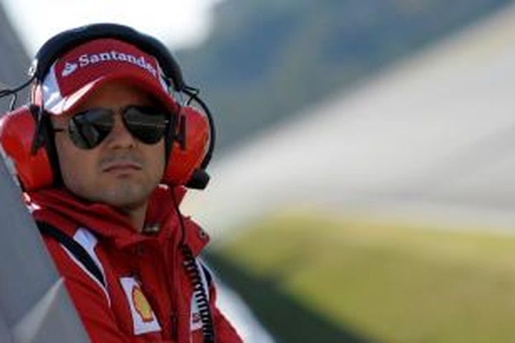 Pebalap Ferrari asal brasil, Felipe Massa menyaksikan sesi latihan di  Ricardo Tormo, dekat Valencia, Spanyol, pada 1 Ferbuari 2011.