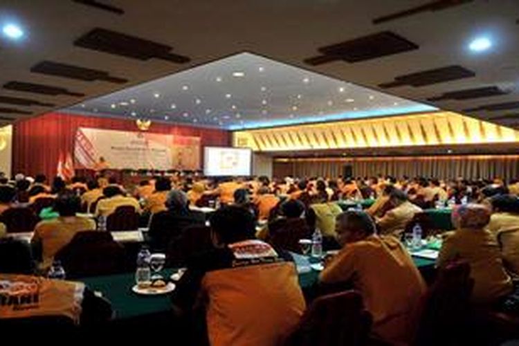 Kader Partai Hanura menghikuti rapat koordinasi dalam rangka seleksi calon anggota legislatif di Hotel Savoy Homann, Bandung, Senin (4/2/2013). partai Hanura menargertkan meraih 13 persen suara dalam pemilu 2014.
