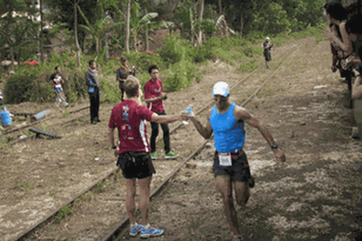 Abduollah, peserta Mesastila Challenge 2012 dari Algeria berlari melewati kereta uap di Stasiun Jambu, Magelang, Jateng, Sabtu (6/10/2012).