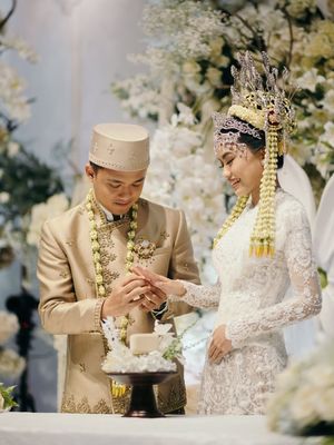 Namira Adjani, putri Alya Rohali, tampil anggun di pernikahan adat Betawi dengan kebaya Didiet Maulana, siger melati, dan prosesi delman yang memikat.