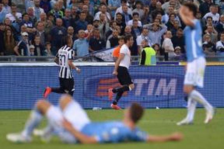 Penyerang Juventus, Alessandro Matri (tengah) berselebrasi bersama rekan-rekannya setelah mencetak gol pada final Coppa Italia melawan Lazio, di Stadion Olimpico, Rabu atau Kamis (21/5/2015) dini hari WIB. 