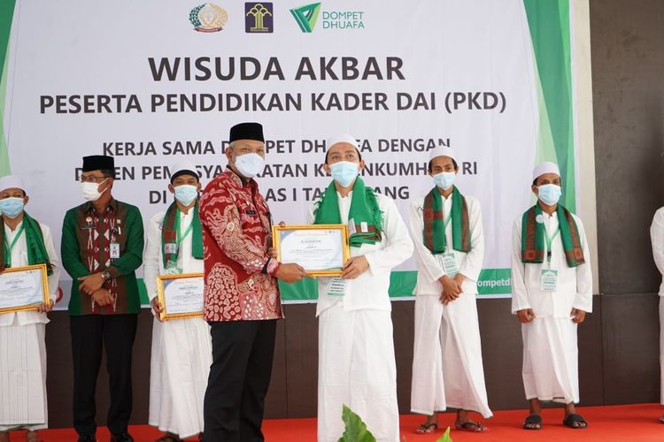 Penyerahan sertifikat tanda kelulusan bagi peserta program Pendidikan Kader Dai (PKD) di Lapas Kelas 1 Tangerang, Kamis (3/2/2022).