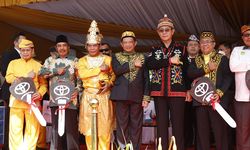 Peringati HUT Ke-10 Kaltara, Mendagri Kenakan Pakaian Adat Bulungan