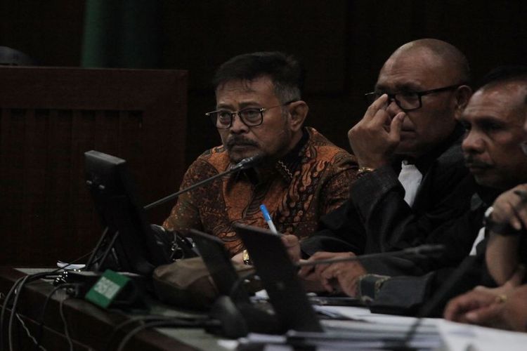 Sidang Syahrul Yasin Limpo
Terdakwa kasus pemerasan dan gratifikasi Syahrul Yasin Limpo (kiri) menjalani sidang lanjutan di Pengadilan Tipikor, Jakarta, Senin (22/4/2024). Sidang lanjutan mantan Menteri Pertanian itu beragenda mendengarkan keterangan tiga saksi yang dihadirkan Jaksa Penuntut Umum. ANTARA FOTO/Reno Esnir/wpa.