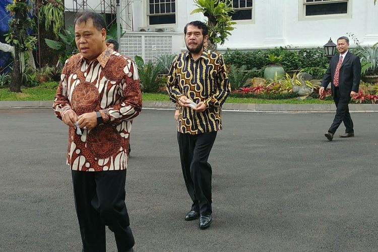 Ketua Mahkamah Konstitusi Arief Hidayat dan Wakil Ketua Mahkamah Konstitusi Anwar Usman usai menemui Presiden Joko Widodo di Istana Merdeka, Jakarta, Selasa (13/3/2018). 