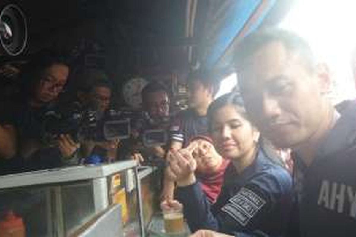 Bakal cagub DKI Agus Yudhoyono dan istrinya, Annisa Pohan, minum kopi di Pasar Klender Lama, Sabtu (15/10/2016). 