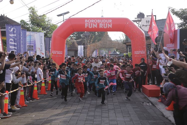 Suasana Borobudur Fun Run 2022 di Magelang pada Minggu (11/12/2022). Borobudur Fun Run 2022 menjadi acara penutup rangkaian panjang Borbudur Marathon 2022.