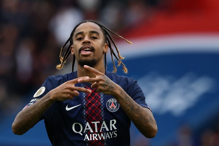 Penyerang Paris Saint-Germain, Bradley Barcola, merayakan gol dalam pertandingan Liga Perancis 2025-2026 antara Paris Saint-Germain (PSG) vs RC Lens di Stadion Parc des Princes di Paris, pada 14 September 2025. (Foto oleh FRANCK FIFE / AFP)