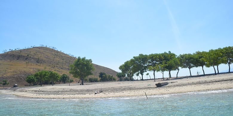 Pantai Pasir Putih Pulau Kinde yang sangat menakjubkan di Desa Tendakinde, Kecamatan Wolowae, Kabupaten Nagekeo, Flores, NTT, Kamis (20/6/2019). Tim Kementerian Pariwisata Republik Indonesia bersama Konsultan dari ITB melakukan kunjungan untuk pilot proyek Destinasi baru tingkat Nasional di Pulau Flores.