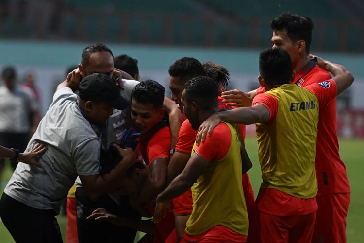 Selebrasi pemain Borneo FC dalam laga kontra Bhayangkara FC pada pekan ke-10 Liga 1 2022-2023 di Stadion Wibawa Mukti, Cikarang, Kabupaten Bekasi. Laga Bhayangkara FC vs Borneo FC tuntas 2-2.