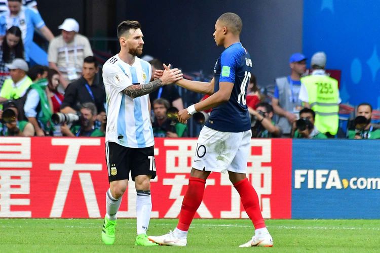 Pemain Argentina Lionel Messi memberikan selamat kepada pemain Perancis Kylian Mbappe, seusai laga 16 besar Piala Dunia 2018, di Kazan Arena, Sabtu 30 Juni 2018. Perancis menang atas Argentina dengan skor 4-3.