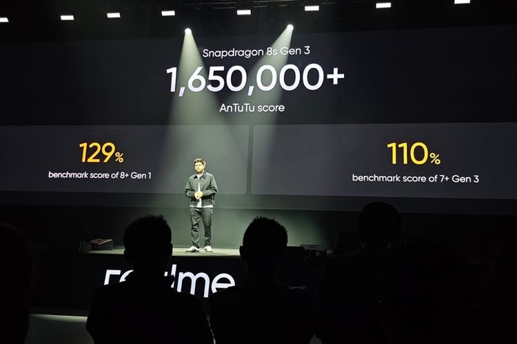 Alvaro Membrillera, PR Manager Realme Spanyol memamerkan skor AnTuTu Realme GT 6 di panggung peluncuran Realme GT 6, Milan, Italia