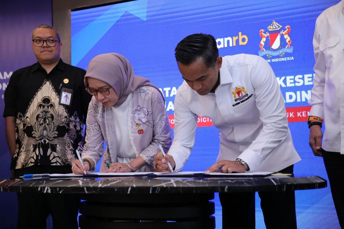 Menteri Pendayagunaan Aparatur Negara dan Reformasi Birokrasi (PANRB) Rini Widyantini dan Ketua Umum Kadin Indonesia Anindya Novyan Bakrie dalam acara Penandatangan Nota Kesepahaman Kementerian PANRB dan Kadin Indonesia di Kantor Kadin Indonesia, Jakarta, Kamis (21/8/2025). 