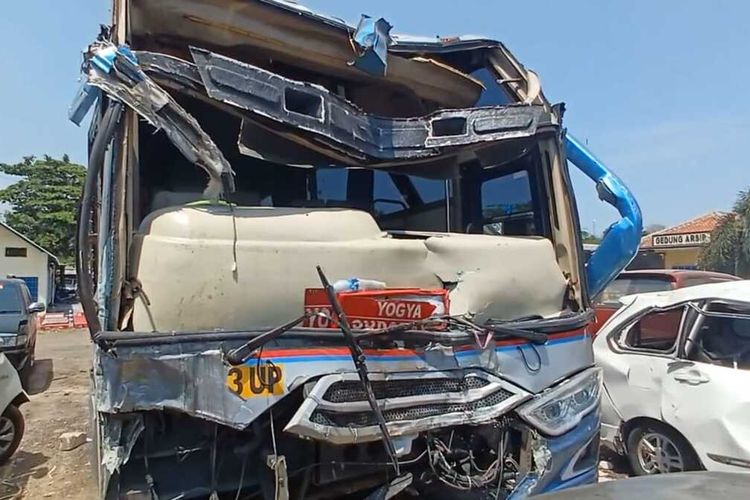 Potret Bus Sugeng Rahayu yang menabrak rumah saat melintas di Jalan Raya Solo-Sragen, Kecamatan Sidoharjo, Kabupaten Sragen, Jawa Tengah (Jateng)