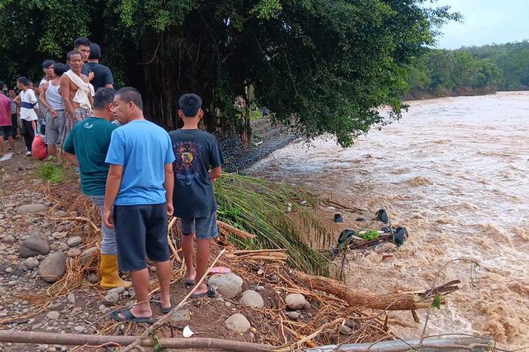 Kondisi dua mobil yang terseret arus banjir di Kabupaten Ogan Komering Ulu (OKU), Sumatera Selatan, Jumat (24/5/2024). Dalam peristiwa tersebut, lima orang dilaporkan hilang ikut terseret arus.
