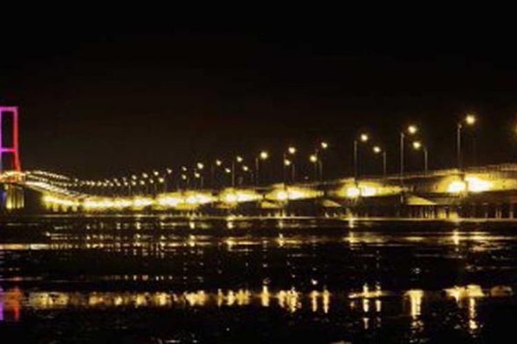 Jembatan Suramadu di malam hari.