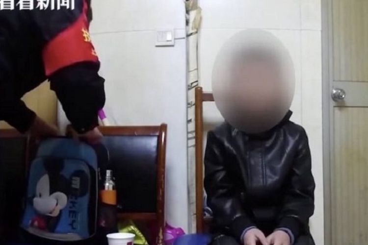 Seorang anak berusia 10 tahun berada di kantor polisi Shanghai, China. Anak itu disebut dipaksa mengemis oleh sang ayah sebagai hukuman karena tidak mengerjakan PR.