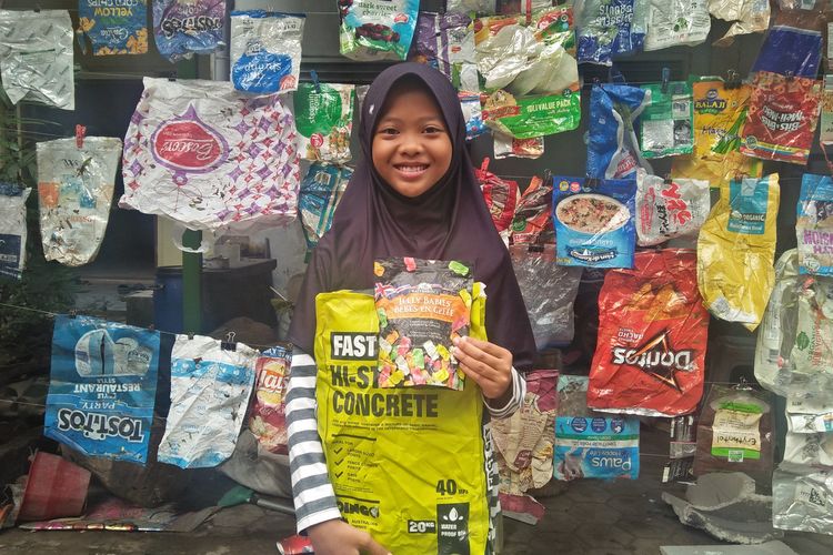 Aeshninna Azzahra (Nina), saat menunjukkan sampah plastik dengan merek-merek dari luar negeri yang ditemukan.