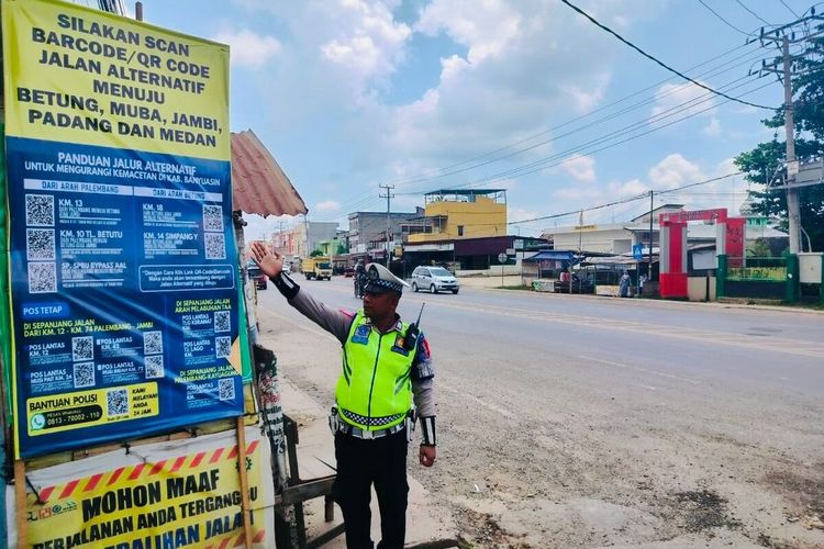 Polres Banyuasin memasang banner scan barcode menuju akses jalan alternatif bagi pemudik. Scan barcode itu nantinya akan memandu pemudik melalui aplikasi google maps, Kamis (4/4/2024).