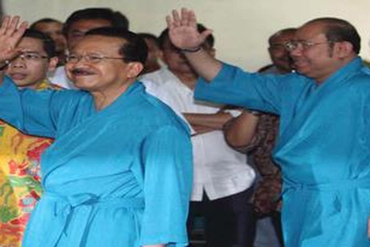 Pasangan bakal calon gubernur dan wakil gubernur  DKI Jakarta, Fauzi Bowo (kiri)-Nachrowi Ramli (kanan) saat mengikuti tes kesehatan di  Unit Medical Check Up RSPAD Gatot Subroto, Jakarta Pusat, Senin (9/4/2012). Hari itu enam pasangan bakal calon gubernur menjalani tes kesehatan di tempat tersebut.