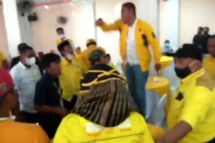 Musda IV Partai Golkar Luwu Timur, Sulawesi Selatan, Ricuh peserta banting piring dan meja hingga nyaris adu jotos, Selasa (21/9/2021).