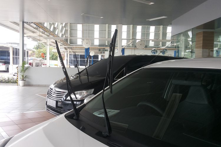 Deretan mobil baru selesai diservis yang diparkir dengan posisi wiper diangkat.