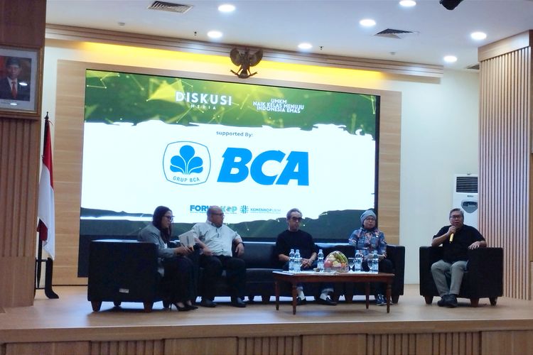 Para narasumber dalam kegiatan Diskusi Media UMKM Naik Kelas Menuju Indonesia Emas yang dilangsungkan di Gedung Kementerian Koperasi dan UKM, Jakarta, Jumat (16/11/2023).