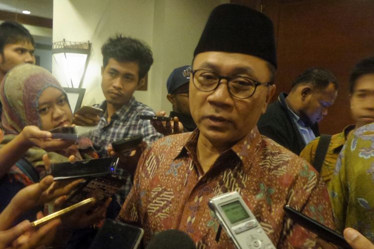 Ketua Umum PAN Zulkifli Hasan saat ditemui usai menghadiri Rapat Pimpinan Nasional Muslimat Nahdlatul Ulama di Hotel Crowne Plaza, Jakarta Selatan, Senin (27/3/2017).