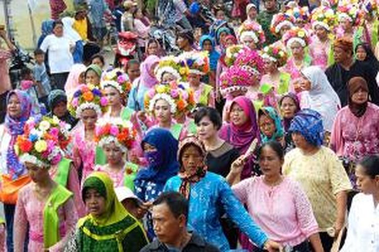 Suasana upacara ngarot, tradisi menjelang musim tanam, di Desa Lelea, Kecamatan Lelea, Kabupaten Indramayu, Jawa Barat, Rabu (25/11/2015). Ribuan orang memadati desa itu untuk menyaksikan tradisi yang telah berlangsung sejak abad ke-16 Masehi itu.

