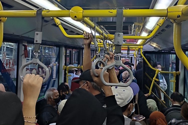 Kondisi di dalam bus transjakarta dalam perjalanan dari Halte Pos Pengumben ke Lebak Bulus, Jakarta Selatan pada Selasa (17/1/2023) sore.