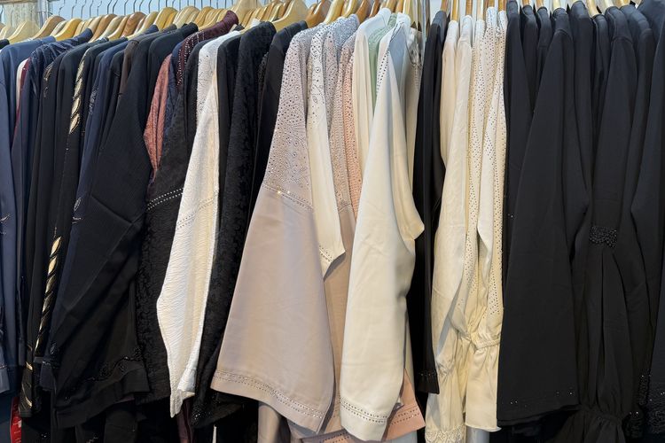 Abaya tidak hanya berwarna monokrom seperti hitam dan putih, kini banyak model abaya dengan pilihan warna lain.