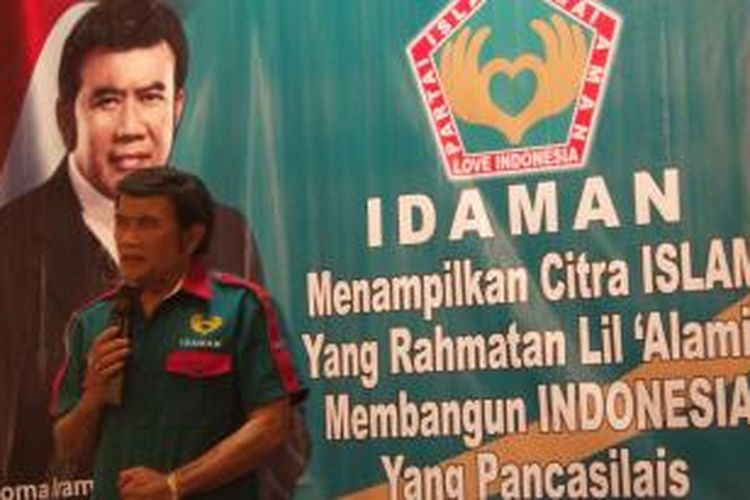 Pedangdut Rhoma Irama memberikan sambutan dalam deklarasi Partai Islam Damai dan Aman, Sabtu (11/7/015) di Jakarta.